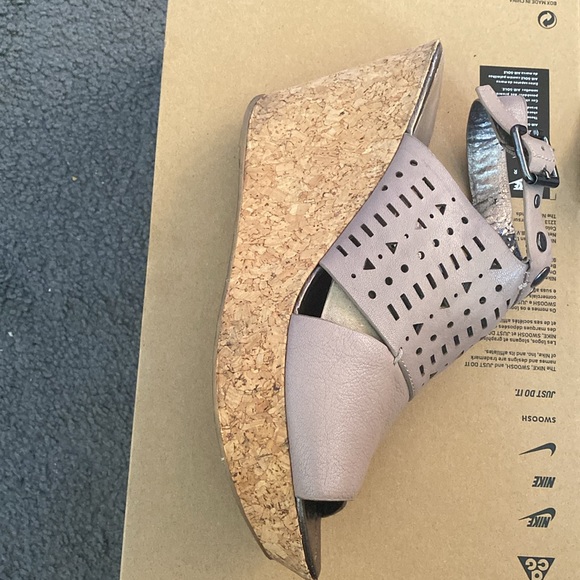 RARE Kenneth Cole wedged sandals with geometric pattern cutouts. Leather. - Picture 6 of 17